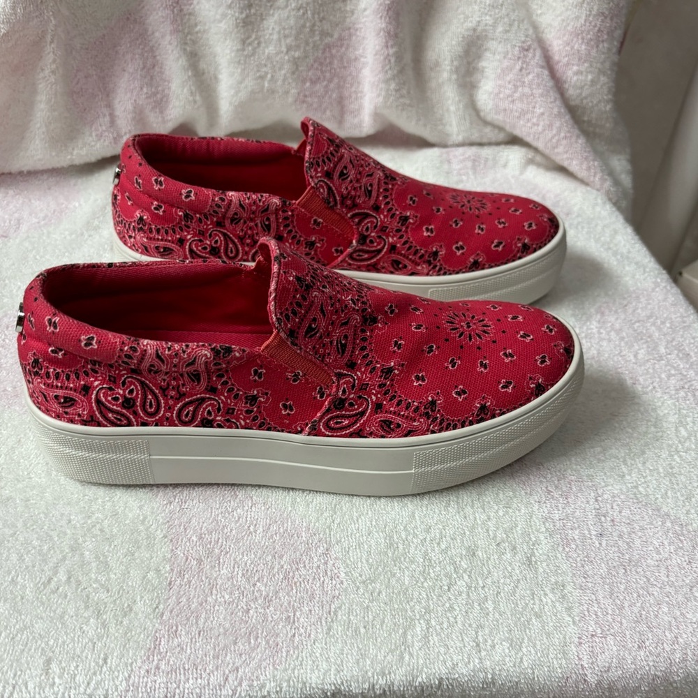 Steven Madden Gills Platform Women’s Red Paisley Print Slip-On Sneakers Size 6